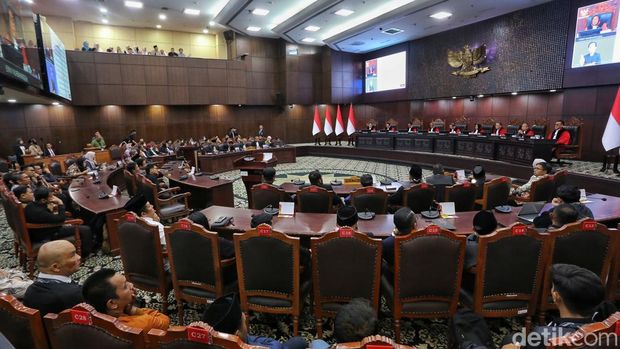 Sembilan hakim Mahkamah Konstitusi (MK) membacakan putusan permohonan terkait posisi Wakil Presiden Gibran Rakabuming Raka di Jakarta, Selasa (6/10/2026).