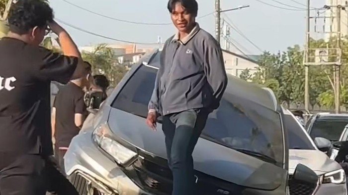 Mobil Honda Brio menabrak trotoar di Depan Mal GTC Makassar.