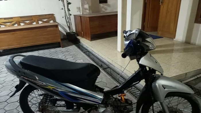 Pencurian sepeda motor di Dusun Glonggong, Desa Krangganharjo, Kecamatan Toroh, Kabupaten Grobogan.