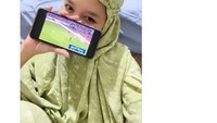Penonton yang menyaksikan laga ini dari rumah pun tak mau kalah. Pemilik akun @ansyhp mengunggah foto saat dirinya menonton pertandingan ini di rumah. Foto: Threads