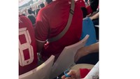 Doa dan dzikir seorang ibu juga membersamai para pemain Timnas Indonesia. Mama saya di tribun kak, ujar @ozzaaudy sambil menunjukkan foto sang ibu menggenggam tasbih digital. Foto: Threads