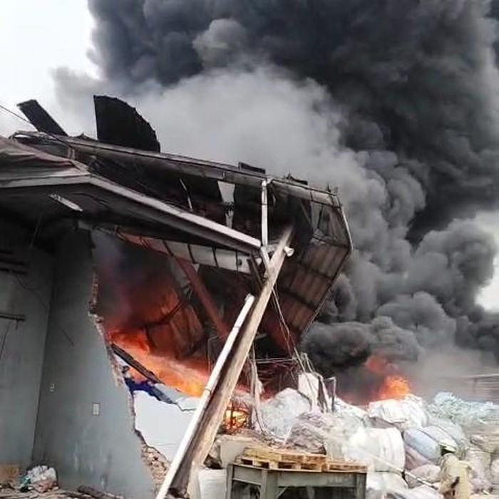 Pabrik plastik di Desa Pasir Gadung, Cikupa, Kabupaten Tangerang, Banten, terbakar. Petugas pemadam kebakaran (damkar) berusaha memadamkan api. (dok Istimewa)