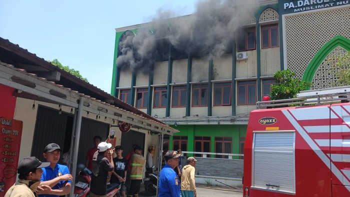 Gedung Serbaguna Panti Asuhan Darul Hadlonah Muslimat NU Kabupaten Kudus terbakar hebat tadi siang, Selasa (6/10/2026).