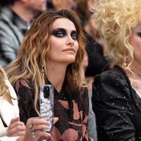 Paris mengenakan riasan smoky eyes hitam yang dibuat sangat tebal. Pigmen hitam mengelilingi hampir seluruh area matanya, dari garis bulu mata hingga mendekati alis dan pelipis. Gaya ini populer disebut raccoon makeup, istilah untuk teknik riasan mata hitam yang diaplikasikan dengan efek messy dan melingkari area mata. Foto: Tangkapan layar Instagram/@parisjackson