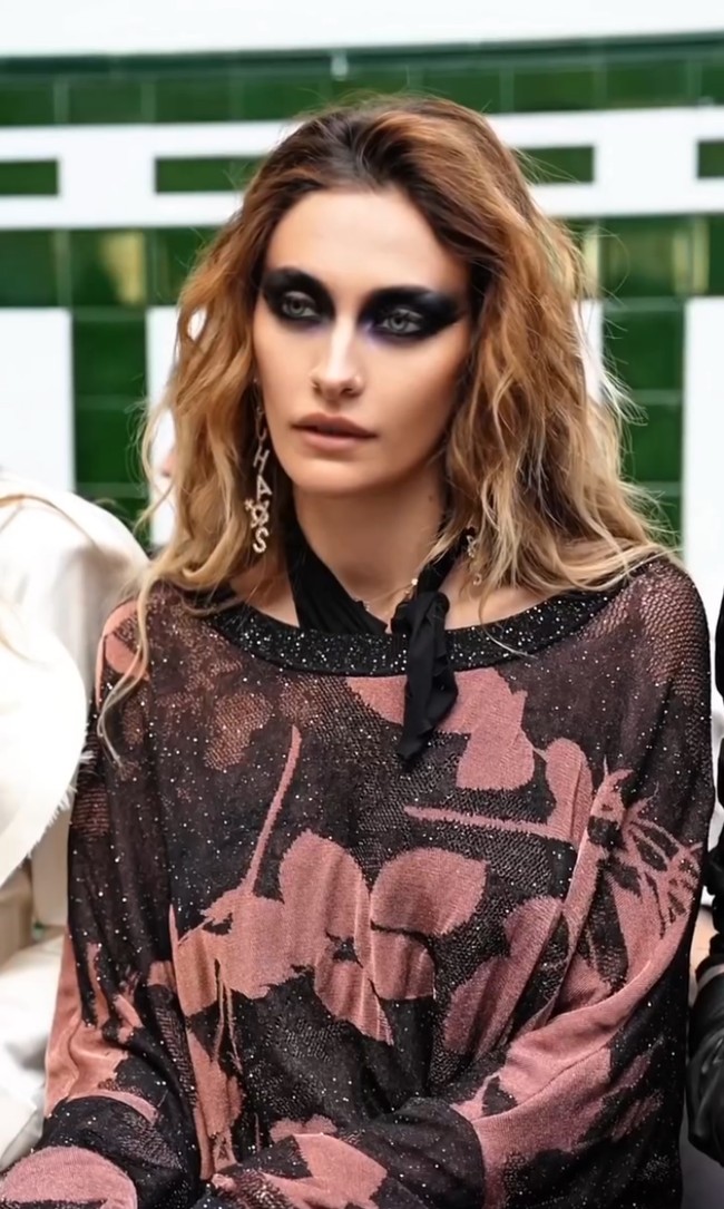 Eyeshadow wanita 28 tahun ini sengaja dibuat imperfect, tapi justru itu yang sangat sesuai dengan karakter desain Vivienne Westwood. Bold, edgy, dan bernuansa punk. Foto: Tangkapan layar Instagram/@parisjackson Eyeshadow wanita 28 tahun ini sengaja dibuat imperfect, tapi justru itu yang sangat sesuai dengan karakter desain Vivienne Westwood. Bold, edgy, dan bernuansa punk. Foto: Tangkapan layar Instagram/@parisjackson