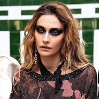 Eyeshadow wanita 28 tahun ini sengaja dibuat imperfect, tapi justru itu yang sangat sesuai dengan karakter desain Vivienne Westwood. Bold, edgy, dan bernuansa punk. Foto: Tangkapan layar Instagram/@parisjackson