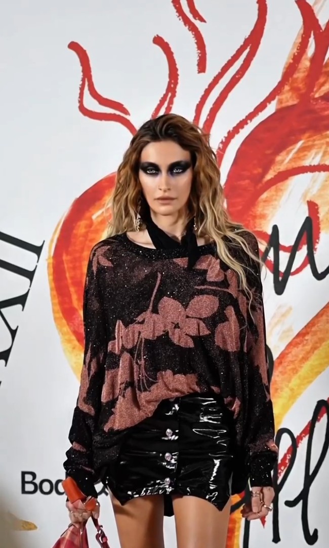 Makeup Paris terlihat intens, sedikit dibuat berantakan, dan memberikan kesan punk yang kental. Warna hitam juga diaplikasikan cukup tebal di bawah mata, sementara sentuhan ungu menjadi aksen warna yang membuat makeup terlihat bold. Foto: Tangkapan layar Instagram/@parisjackson Makeup Paris terlihat intens, sedikit dibuat berantakan, dan memberikan kesan punk yang kental. Warna hitam juga diaplikasikan cukup tebal di bawah mata, sementara sentuhan ungu menjadi aksen warna yang membuat makeup terlihat bold. Foto: Tangkapan layar Instagram/@parisjackson