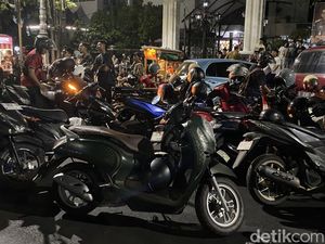 Nobar Indonesia Vs Thailand di Gubernuran, Pemotor Ditarik Parkir Rp 10 Ribu