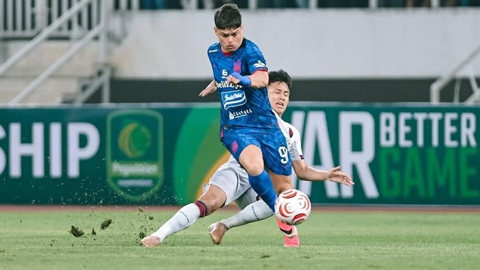 Pemain PSIS asal Brazil, Rafinha (biru) dalam laga Championship 2026/2027.