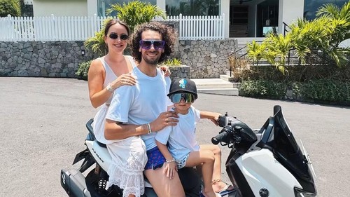 Pembalap Monster Energy Yamaha, Alex Rins, mengunggah ulang potret kebersamaan dengan istri dan anaknya di Lombok saat MotoGP Mandalika 2025. (Instagram @alexrins)