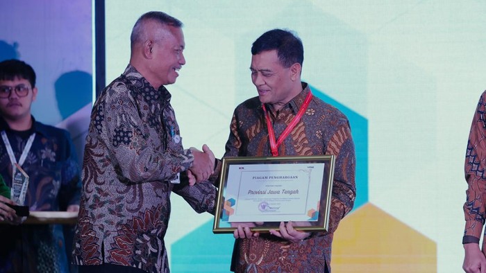 Pemprov Jateng terima penghargaan dari KPK.