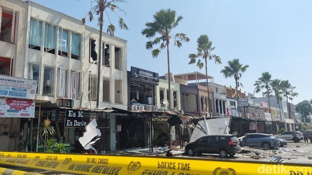 Penampakan lokasi ledakan di Perum San Antonio, Pakuwon City Surabaya Penampakan lokasi ledakan di Perum San Antonio, Pakuwon City Surabaya