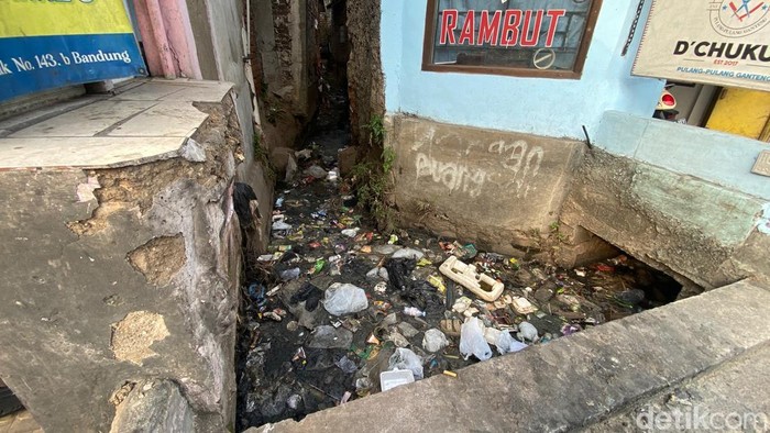 Penampakan sampah di saluran air yang berada di Kecamatan Cileunyi, Kabupaten Bandung