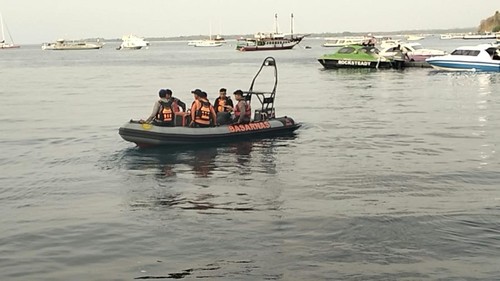 Tim SAR Mataram melakukan pencarian Turis Korea Selatan hilang saat snorkeling di Gili Trawangan, Selasa (6/10/2026).