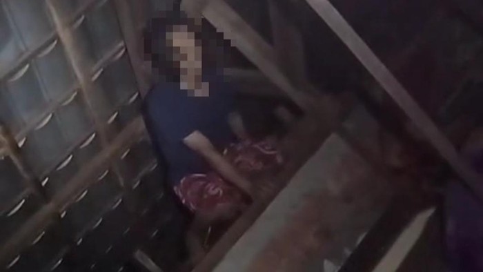 Pencuri semangka saat sembunyi di loteng.