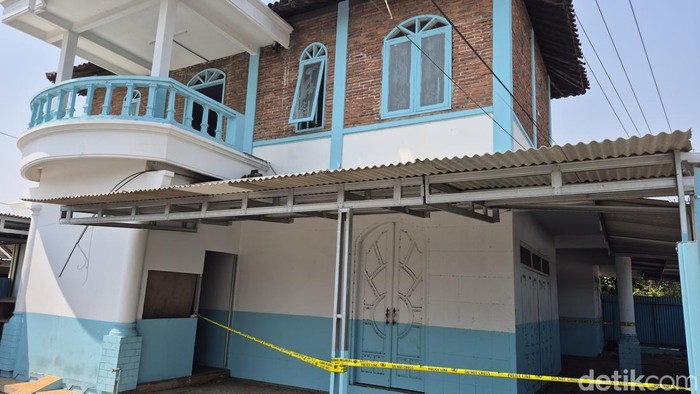 Rumah kosong yang menjadi TKP penemuan mayat pria terborgol di Kebonadem, Brangsong, Kendal, Selasa (6/10/2026).