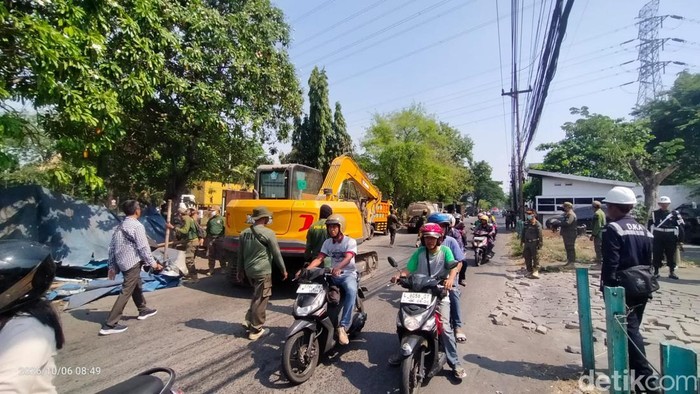 Penertiban bangunan liar di Frontage Waru Sidoarjo