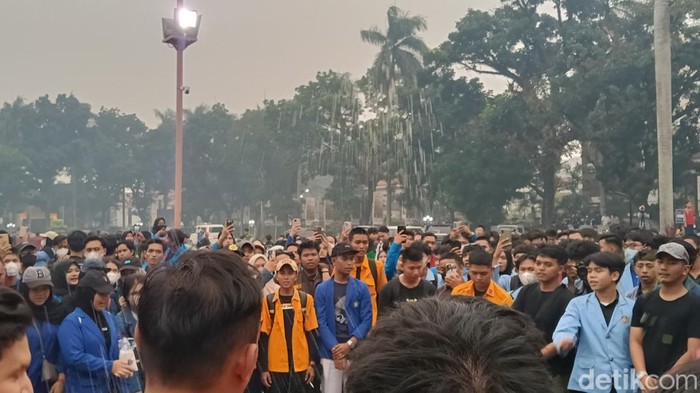 Pengunjuk rasa menabur garam di halaman kantor Gubernur Sumsel