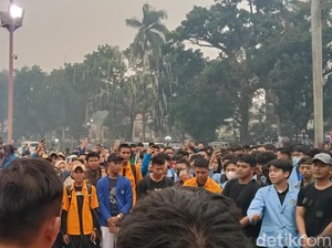 Mahasiswa Tabur Garam di Kantor Gubernur Sumsel Minta Hujan Segera Turun