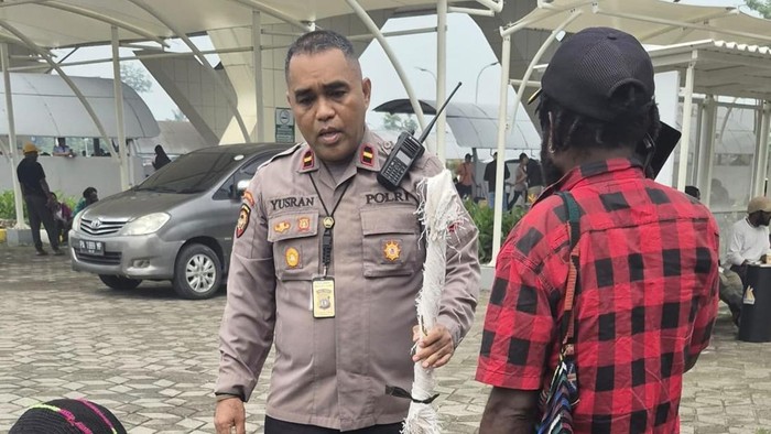 Penumpang di Bandara Mozes Kilangin Timika kedapatan membawa 20 batang anak panah.