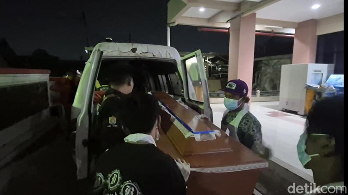 Peti mati yang membawa  korban saat berada di RS Bhayangkara.