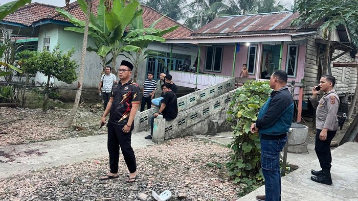 Polisi melakukan cek TKP penikaman di RT 2 Kelurahan Penyengat Rendah, Kota Jambi