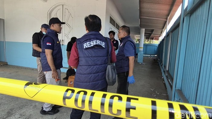 Polisi melakukan olah TKP ditemukannya mayat pria diborgol di Kendal.