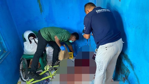 Polisi melakukan olah TKP pembunuhan sopir ojol di sebuah kos-kosan di Jalan Saudale, Kelurahan Beirafu, Kecamatan Atambua Barat, Kabupaten Belu, NTT, Minggu (4/10/2026). (Foto: Dok. Polres Belu)
