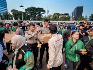 Momen Polisi Bagikan Air Mineral-Roti ke Massa Buruh dan Ojol di DPR