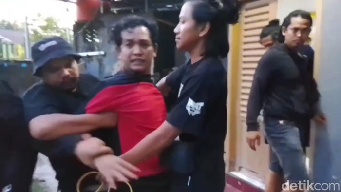 Polisi menangkap maling kabel tower telekomunikasi di Jeneponto.