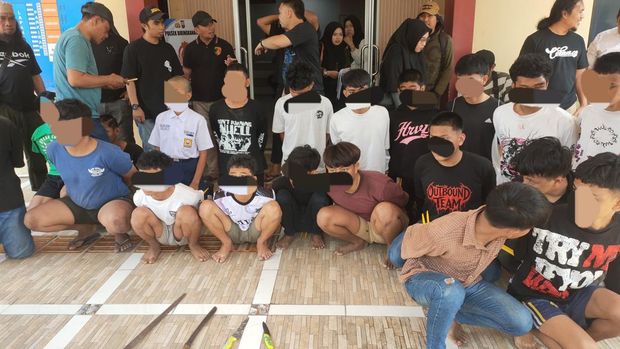 Polisi menangkap sejumlah anggota geng motor yang menyerang pria di Makassar. Polisi menangkap sejumlah anggota geng motor yang menyerang pria di Makassar.