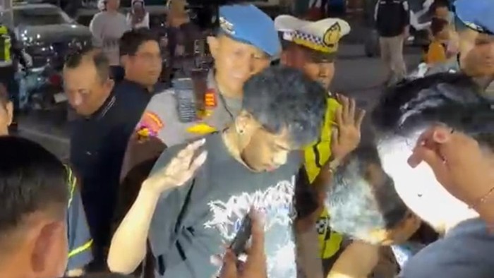 Polisi mengamankan tiga pemuda yang boncengan motor dan membawa pisau di Makassar.