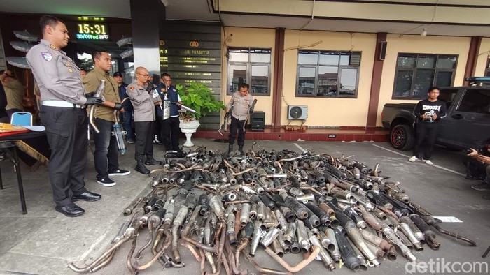 Polisi menunjukkan hasil razia knalpot bising di Tasikmalaya.