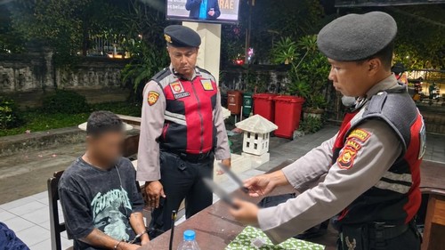 Pelaku pembawa sajam berinisial MJT saat diamankan. (Dok. Polresta Denpasar)