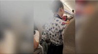 Penumpang Ngamuk Kesenggol Troli, Paksa Pramugari Minta Maaf sampai Berlutut