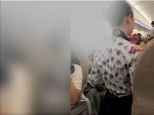 Ngamuk karena Kesenggol Troli, Penumpang Paksa Pramugari Berlutut