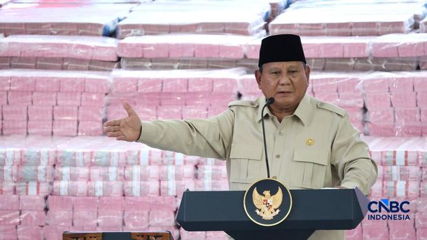 Presiden Prabowo Subianto memberi pidato saat kegiatan penyerahan denda administratif dan penyelamatan keuangan negara serta penguasaan kembali kawasan hutan tahap 8 di kompleks Kejaksaan Agung, Jakarta, Selasa (06/10/2026). (CNBC Indonesia/Muhammad Sabki)