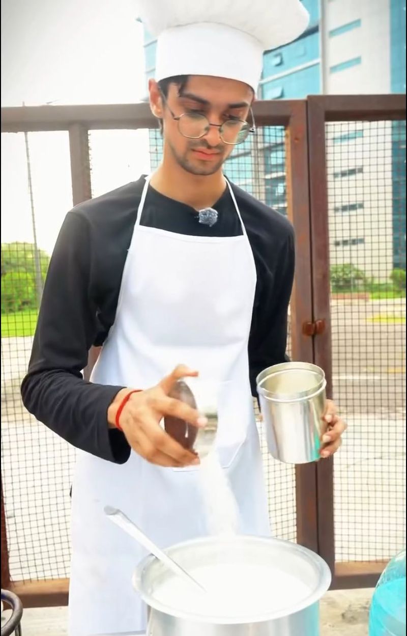 Pria Ini Iseng Jualan Kopi di Depan Kantor, Segini Penghasilannya