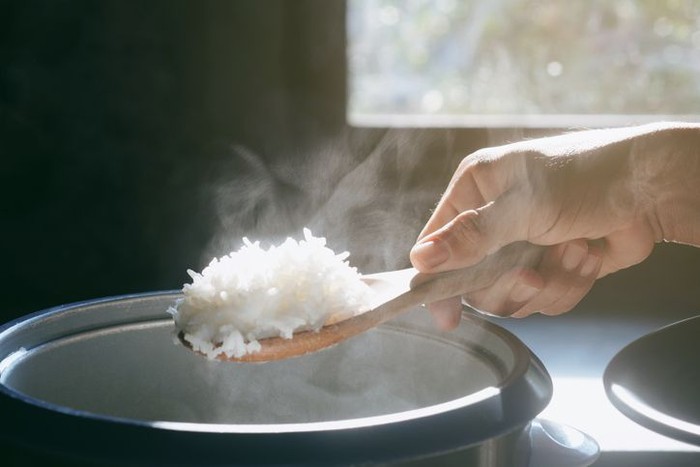 Produsen Rice Cooker Ubah Puluhan Ton Nasi Sisa Uji Coba Jadi Bir