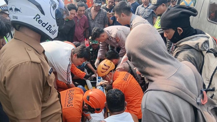 Proses evakuasi korban kecelakaan di Lampung