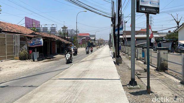 Proyek Cor Jalan di Kudus Ruas jalan depan Pasar Brayung, Mejobo, Kabupaten Kudus yang baru dibangun beton, Selasa (6/10/2026).