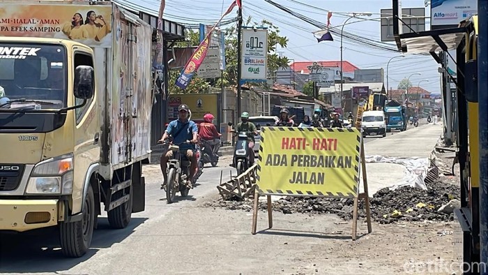 Ruas jalan depan Pasar Brayung, Mejobo, Kabupaten Kudus yang baru dibangun beton, Selasa (6/10/2026).