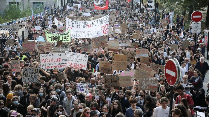 French high school and university students attend a demonstration as part of a nationwide day of protests and blockades, voicing anger over overcrowded classrooms, teacher shortages, and dilapidated school buildings, which they blame on years of underinvestment, in Nantes, France, October 6, 2026. REUTERS/Stephane Mahe  TPX IMAGES OF THE DAY