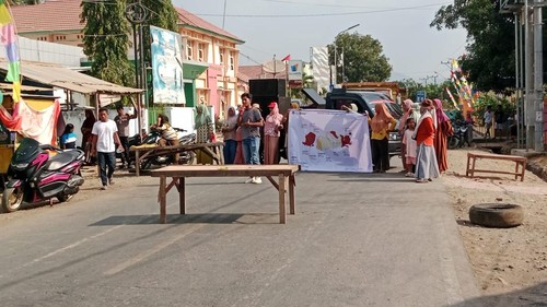 Puluhan warga menggelar aksi dengan memblokir jalan di Kecamatan Pajo, Kabupaten Dompu, NTB, Jumat (2/10/2026). (Foto: Dok. Istimewa)