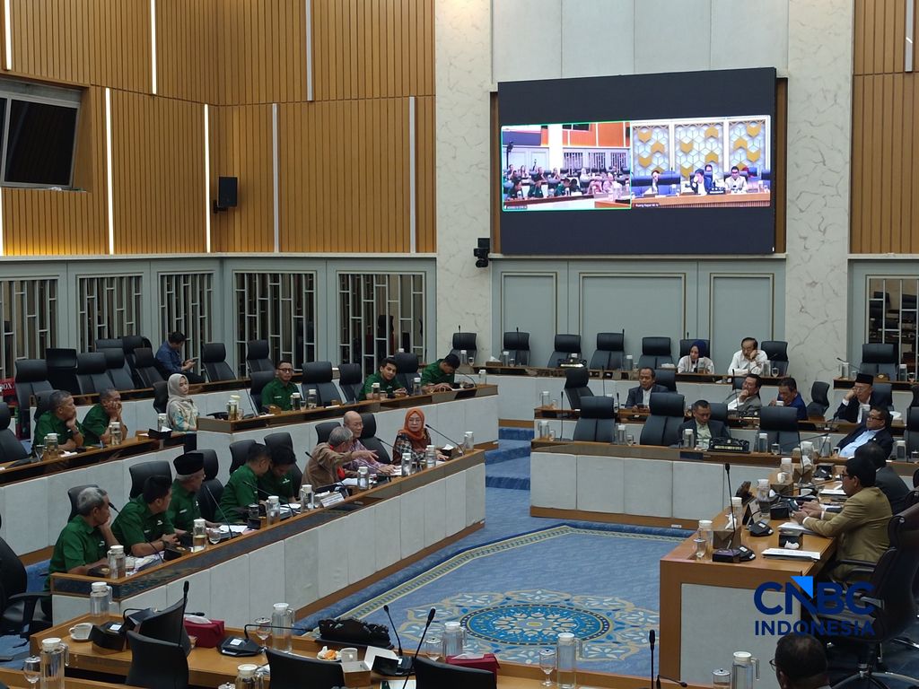 Rapat Dengar Pendapat Umum (RDPU) Petani Karet bersama Komisi IV DPR RI di kompleks parlemen, Jakarta, Selasa (6/10/2026). Rapat Dengar Pendapat Umum (RDPU) Petani Karet bersama Komisi IV DPR RI di kompleks parlemen, Jakarta, Selasa (6/10/2026). (CNBC Indonesia/Martyasari Rizky)