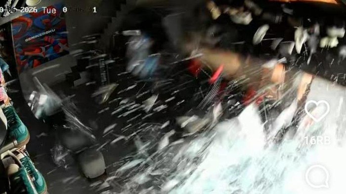 Rekaman CCTV toko sepatu di samping rumah makan nasi tempong sumber ledakan di Pakuwon City Surabaya.