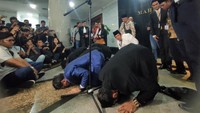 Relawan Gibran Sujud Syukur Usai MK Tak Terima Gugatan Denny Indrayana Dkk