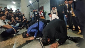 Relawan Gibran Sujud Syukur Usai MK Tak Terima Gugatan Denny Indrayana Dkk