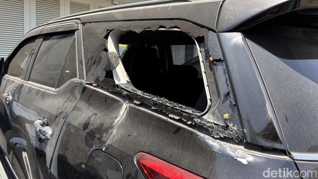 Rumah dan mobil warga Perumahan San Antonio Pakuwon City rusak akibat ledakan