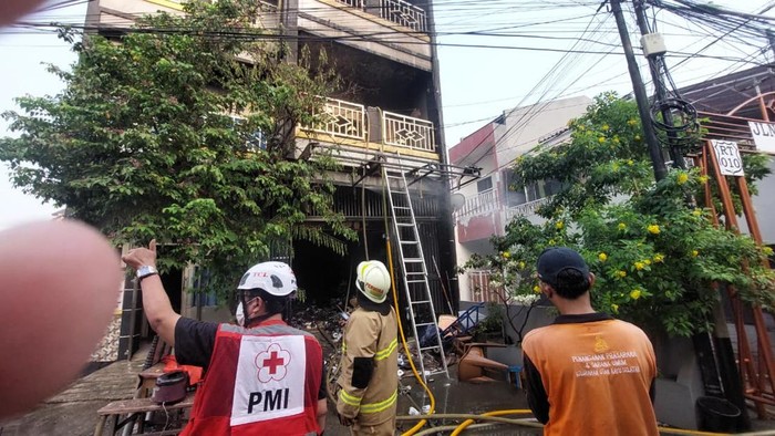 Rumah di Matraman, Jakarta Timur kebakaran dan menewaskan dua orang, Senin )6/10/2026).